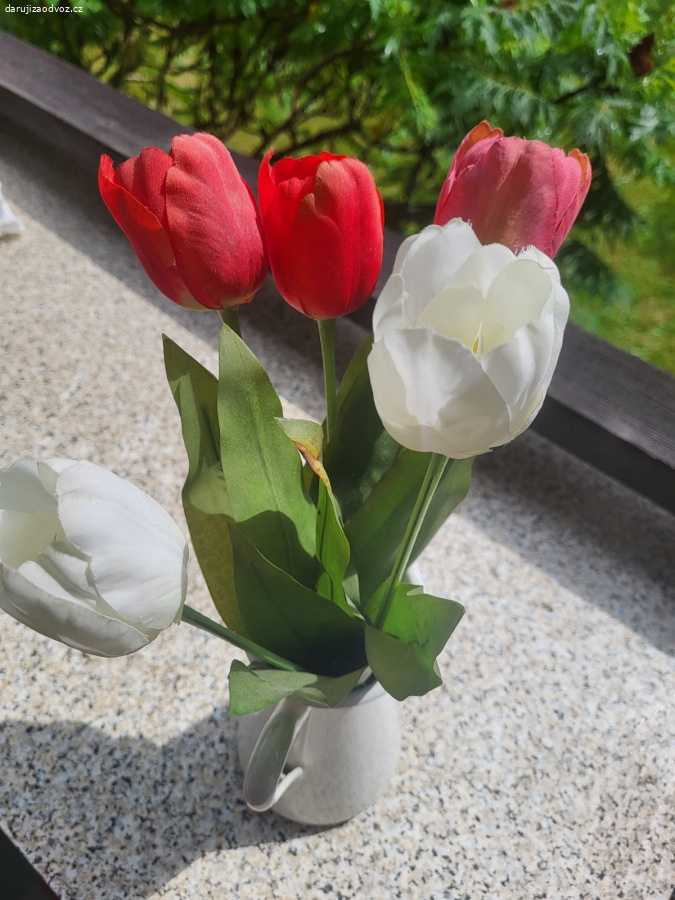 5 umelych tulipanu, bez vazicky