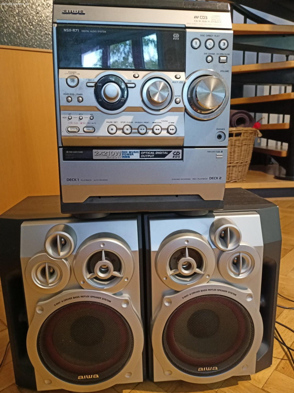 Aiwa - minisystem. Něco funguje, něco ne. Antény chybí.