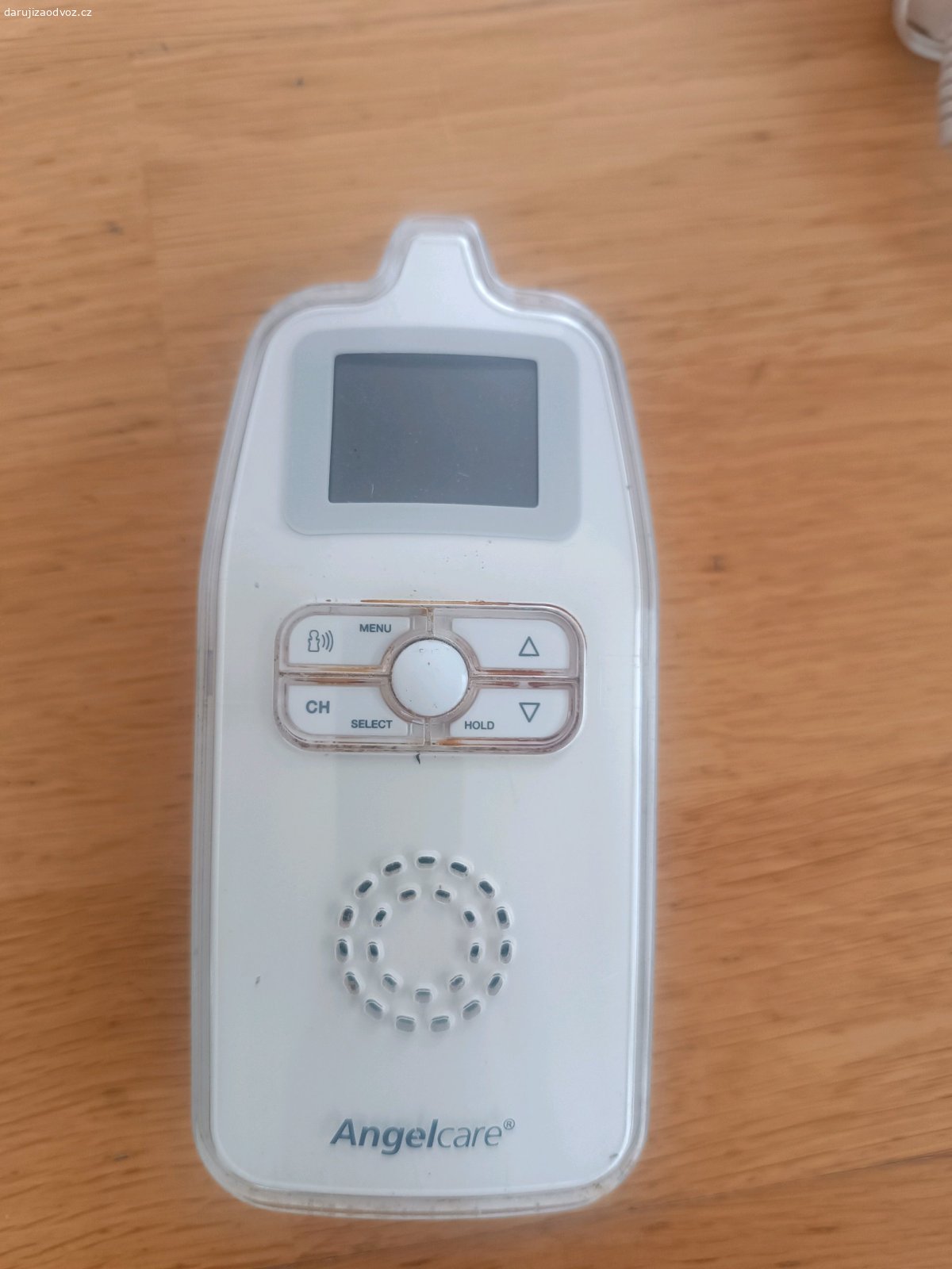 Angelcare monitor dechu + chůvička. Nutno nechat zkontrolovat v odborném servisu pokud chcete používat i jako monitor dechu. Pro bezpečí dítěte je opravdu nutné nechat destičky zkontrolovat. Pokud chcete používat jen chůvičku k odposlechu dítěte není nutné posílat na servis. Vysílačku je nutno vyčistit nevím jak se dostat pod ten kryt.
Ráda bych darovala mamince, která chůvičku opravdu potřebuje.
