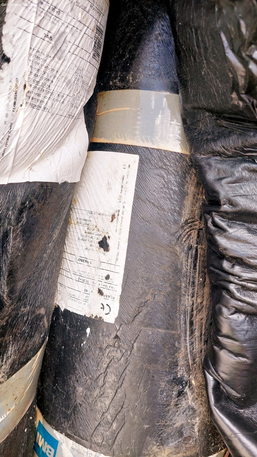 AsfaltovaSBS hydroizolace. 20 roli SBS asfaltových pásů. cca 10x s Alu vložkou a cca 10x se skleněnou vložkou
