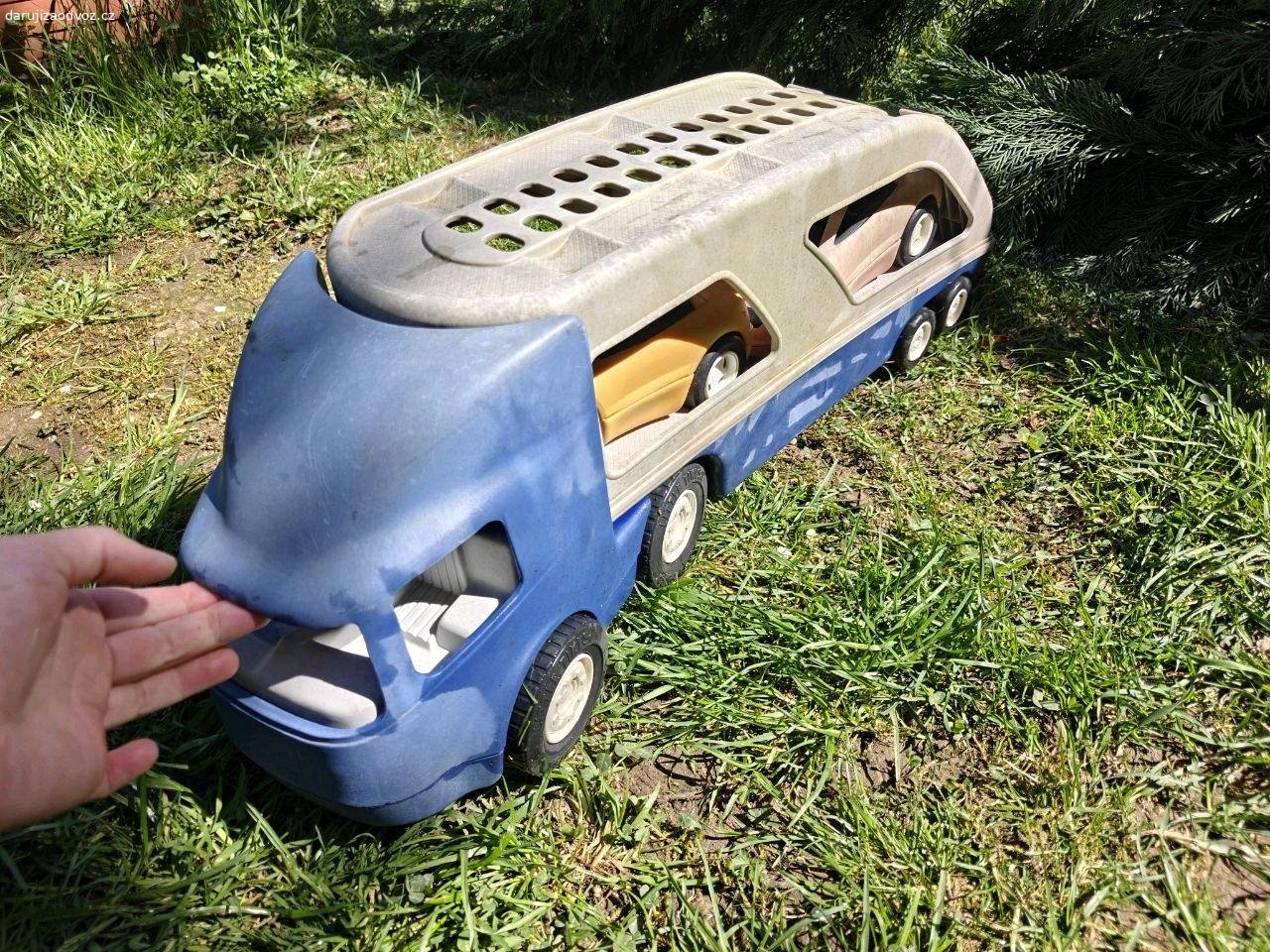 auta Little Tikes. Plastová sada - náklaďák a 2 osobáků. Umyto z hadice. Na hraní spíš venku v blátě.