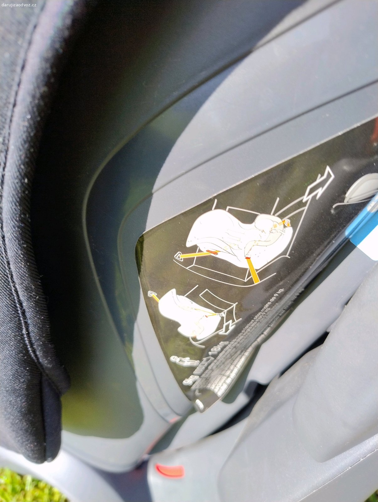 Autosedačka 9-18kg. vyprané potahy. V pěkném stavu.
pri sundávání potahu jsme někam zašily plechové zarážky od pásů.
šikula zauzluje a nebo si dodělá, resp. sežene