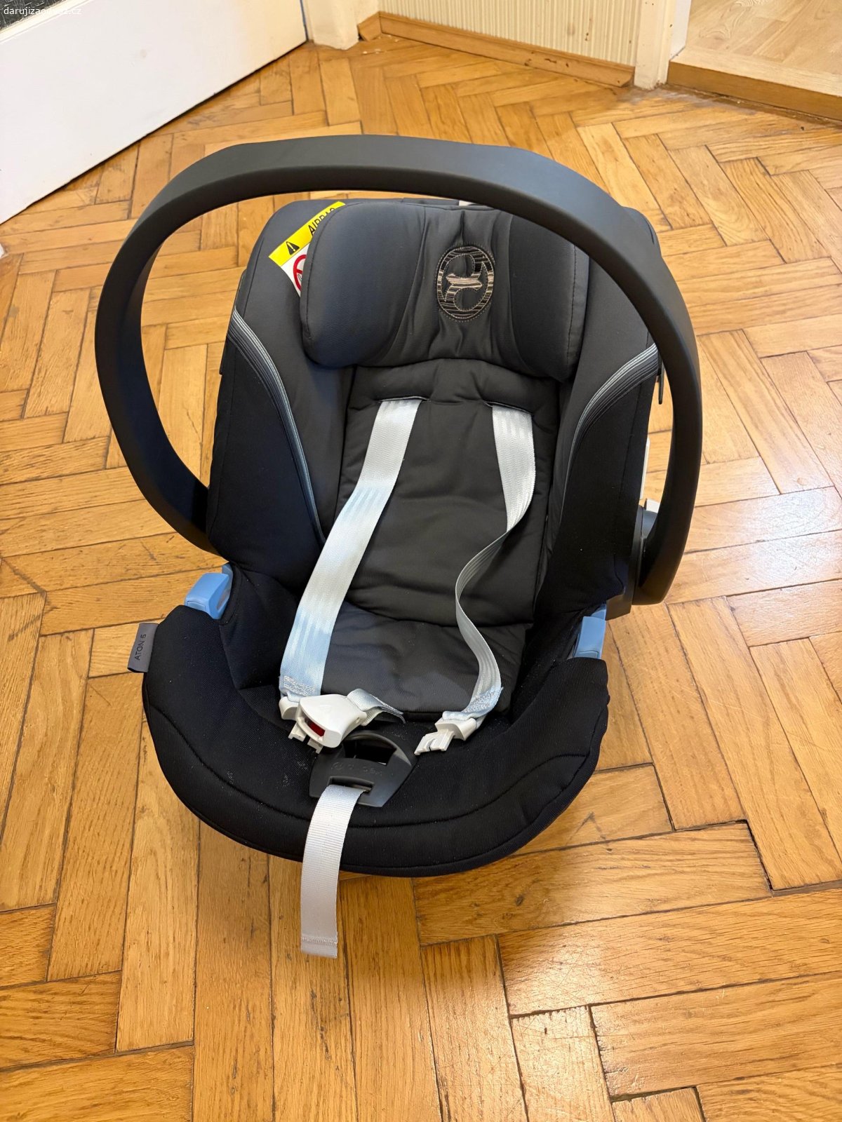 autosedačka cybex + isofix. ráda daruji autosedacku cybex s isofixem, po dvou dětech, expirace je (asi) 5-7 let, mame ji tak 4,5 let, tak ji určitě ještě někdo na rok (jedno dítě) využije. prosím, jen vážné zájemce, co čekají nebo mají malé miminko. praha 3, děkuji.