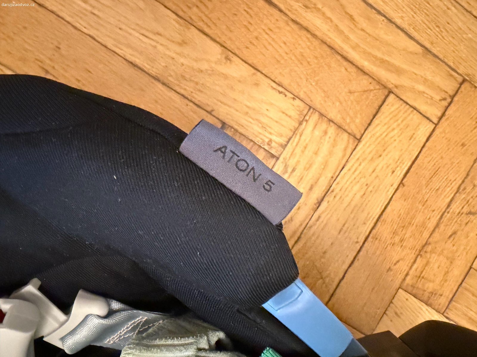 autosedačka cybex + isofix. ráda daruji autosedacku cybex s isofixem, po dvou dětech, expirace je (asi) 5-7 let, mame ji tak 4,5 let, tak ji určitě ještě někdo na rok (jedno dítě) využije. prosím, jen vážné zájemce, co čekají nebo mají malé miminko. praha 3, děkuji.