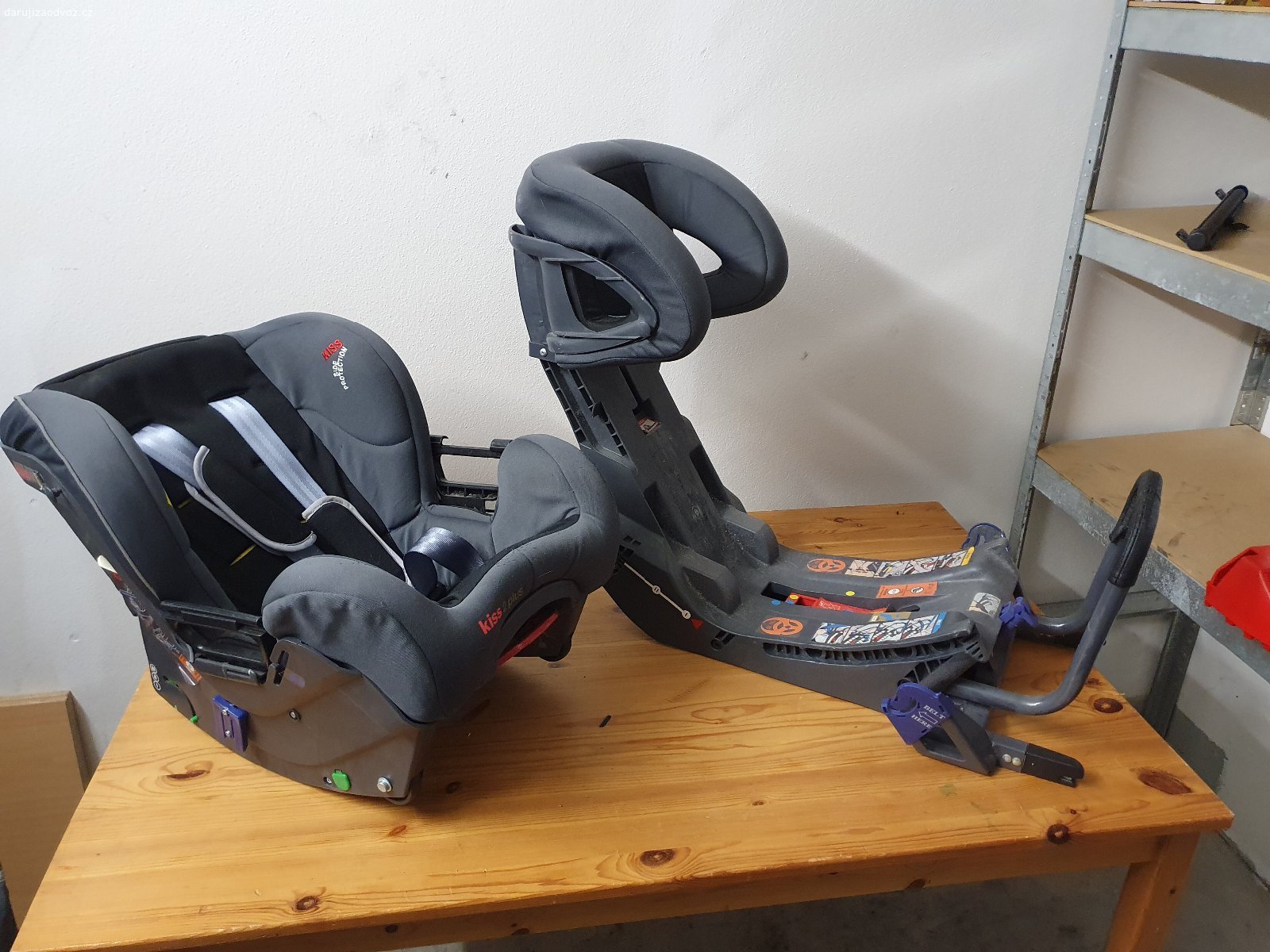 Autosedačka Klippan Kiss 2 Plus 0-18 kg. Vajíčko a sedačka až do 18 kg, ISOFIX základna.
Koupená v roce 2019, teď ležela roky v garáži. Potahy potřebují vyprat (jsou snímatelné a pratelné).

Vyklízím garáž, k vyzvednutí nejpozději v sobotu 31. 10.