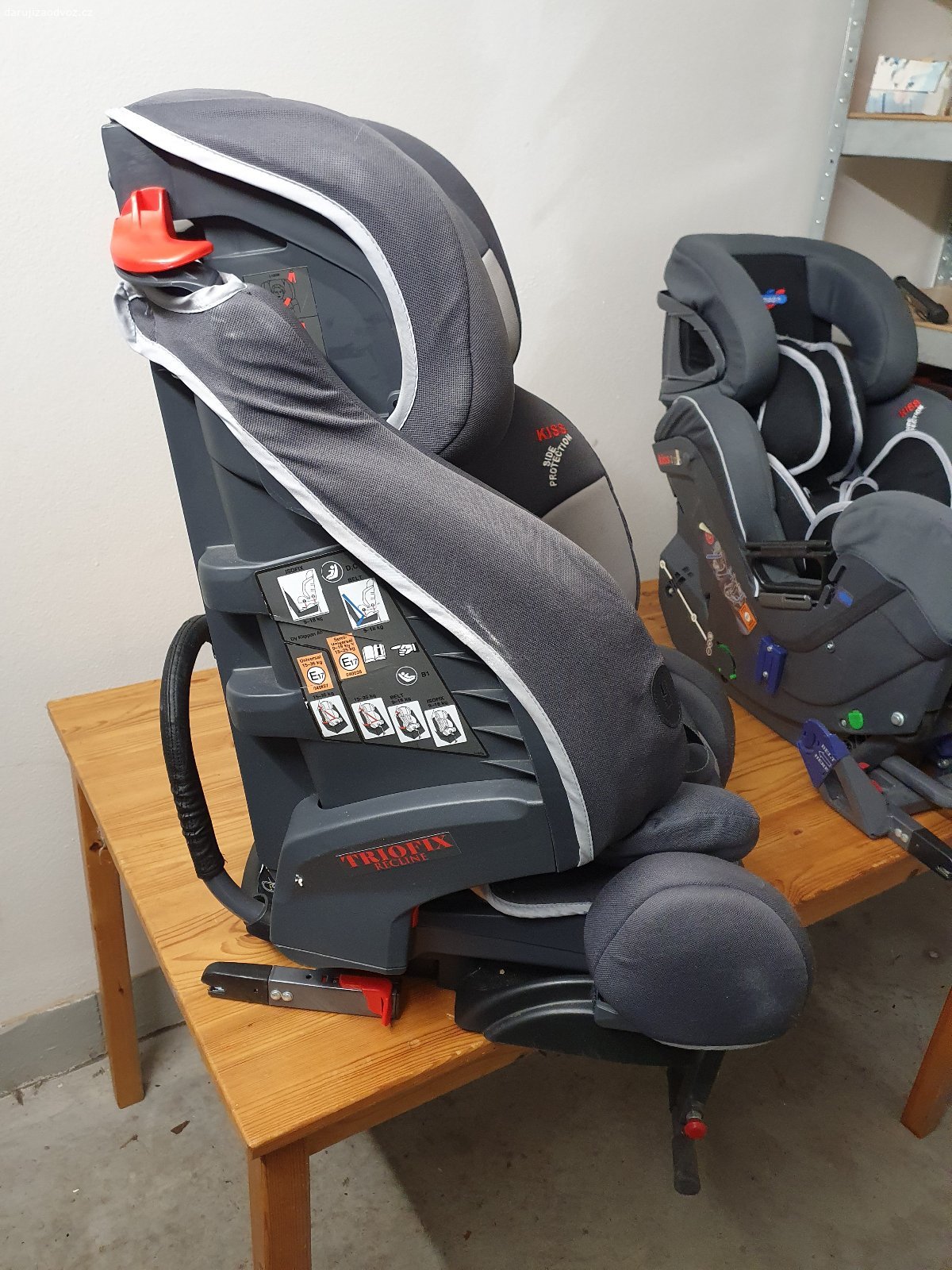 Autosedačka Klippan Triofix Recline 9-36 kg. Včetně isofix základny, možno instalovat po i proti směru jízdy.
Koupená v roce 2019, teď ležela roky v garáži. Potahy potřebují vyprat (jsou snímatelné a pratelné).

Vyklízím garáž, k vyzvednutí nejpozději v sobotu 31. 10.