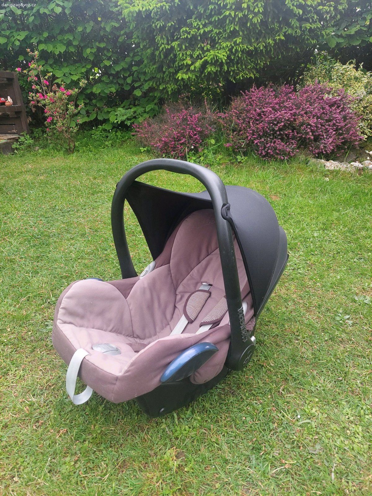 Autosedačka Maxi-Cosi (Vajíčko). Darujeme starší autosedačku Maxi-Cosi CabrioFix (0-13 kg). Novorozenecká vložka chybí.