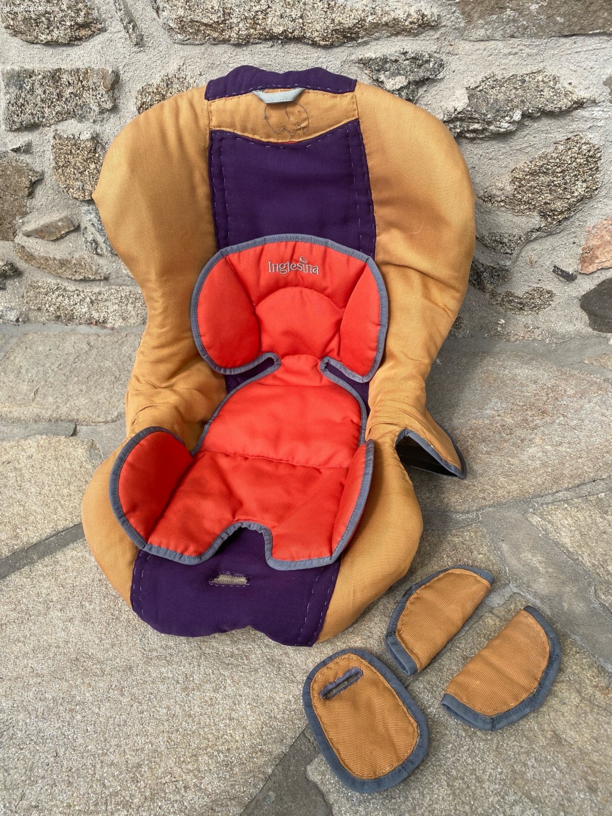 Autosedačka pro miminko 0-13kg. Daruji autosedačku. Ručně šitý fialovo-béžový potah a vyšitý sloník.