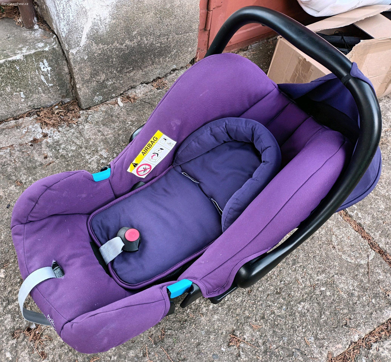 Autosedačka vajíčko. Daruji autosedačku vajíčko Britax Römer, tak jak je na fotkách včetně přídavného polstrování pro nejmenší děti. Určena do 13 kg. V rodině není potřeba, někomu třeba ještě udělá službu. Vyzvednutí Šlapanice u Brna nebo Hustopeče nebo po dohodě i Olomouc.