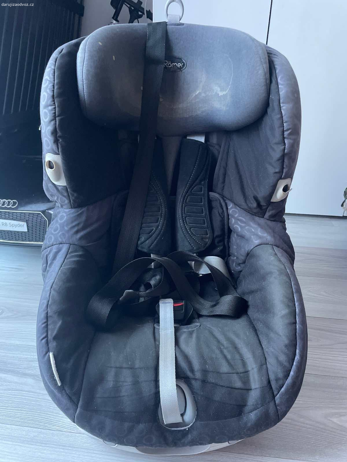 Autosedačka. Daruji autosedačku Romer 9-18kg. Je sepraná a vyšisovaná ale není bouraná. Isofix, tříboďák.