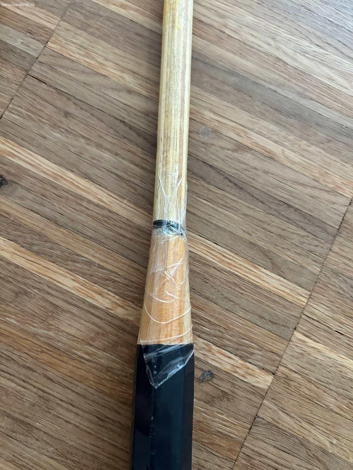 Badmintonové rakety. Dřevěné. Jedna je rozbitá (viz. foto), ale věřím že někdo šikovný zalepí a spraví. ? Bez míčků.