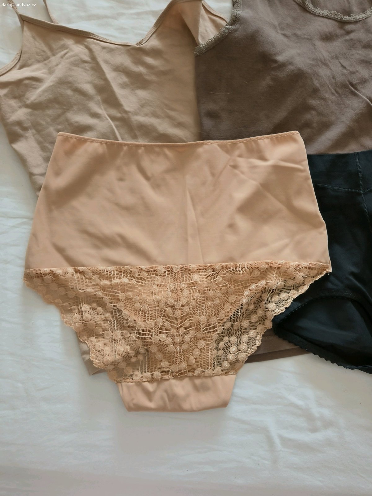 Balení oblečení L a XL. Dvě tílka XL
Legíny L
Stahovací kalhotky XL - nenošené 
Stahovací kalhotky L - jednou nošené 
Mikina s kapucí L/XL
Jako odměna potěší balení toaletního papíru nebo krabička papírových kapesníků, není však podmínkou