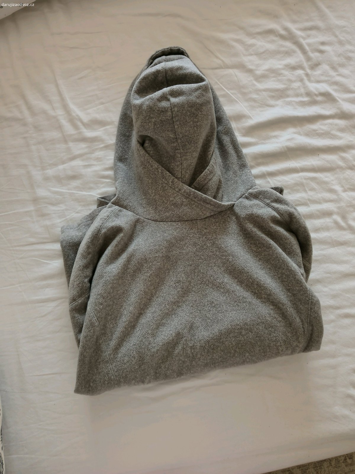Balení oblečení L a XL. Dvě tílka XL
Legíny L
Stahovací kalhotky XL - nenošené 
Stahovací kalhotky L - jednou nošené 
Mikina s kapucí L/XL
Jako odměna potěší balení toaletního papíru nebo krabička papírových kapesníků, není však podmínkou