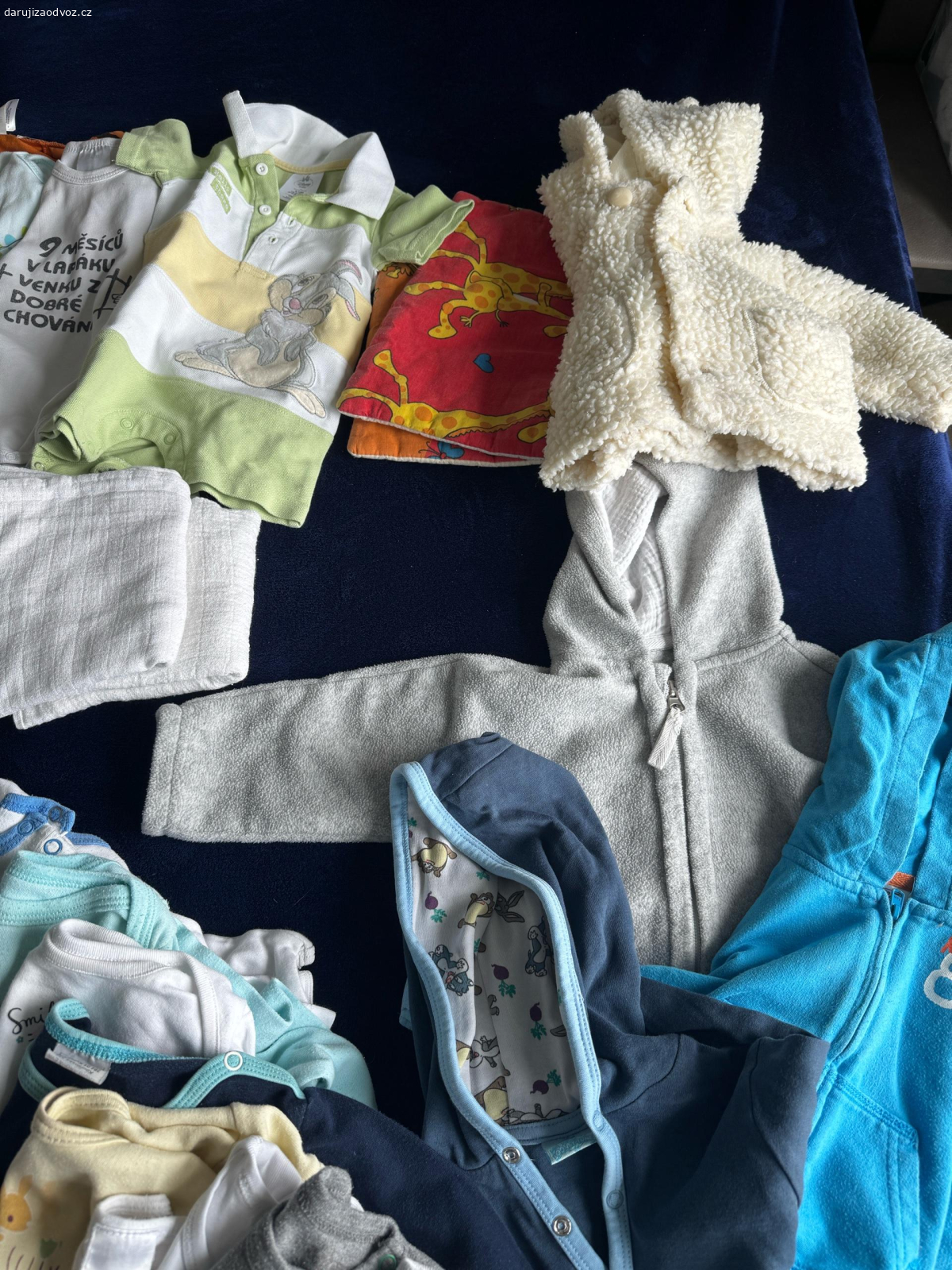 Balík dětského oblečení 52-68vel. vše co vidíte na fotce 
body s dl.i krát. rukavem, 
spací pytel
kalhoty, polštářky, pyžámka, punčochy, mikči, kraťasy, bridáčky, plíny, ponožky, trička,…
osobní předání - prosim si dvě coly zero anebo zásilkovna komplet se zabalením 150,-