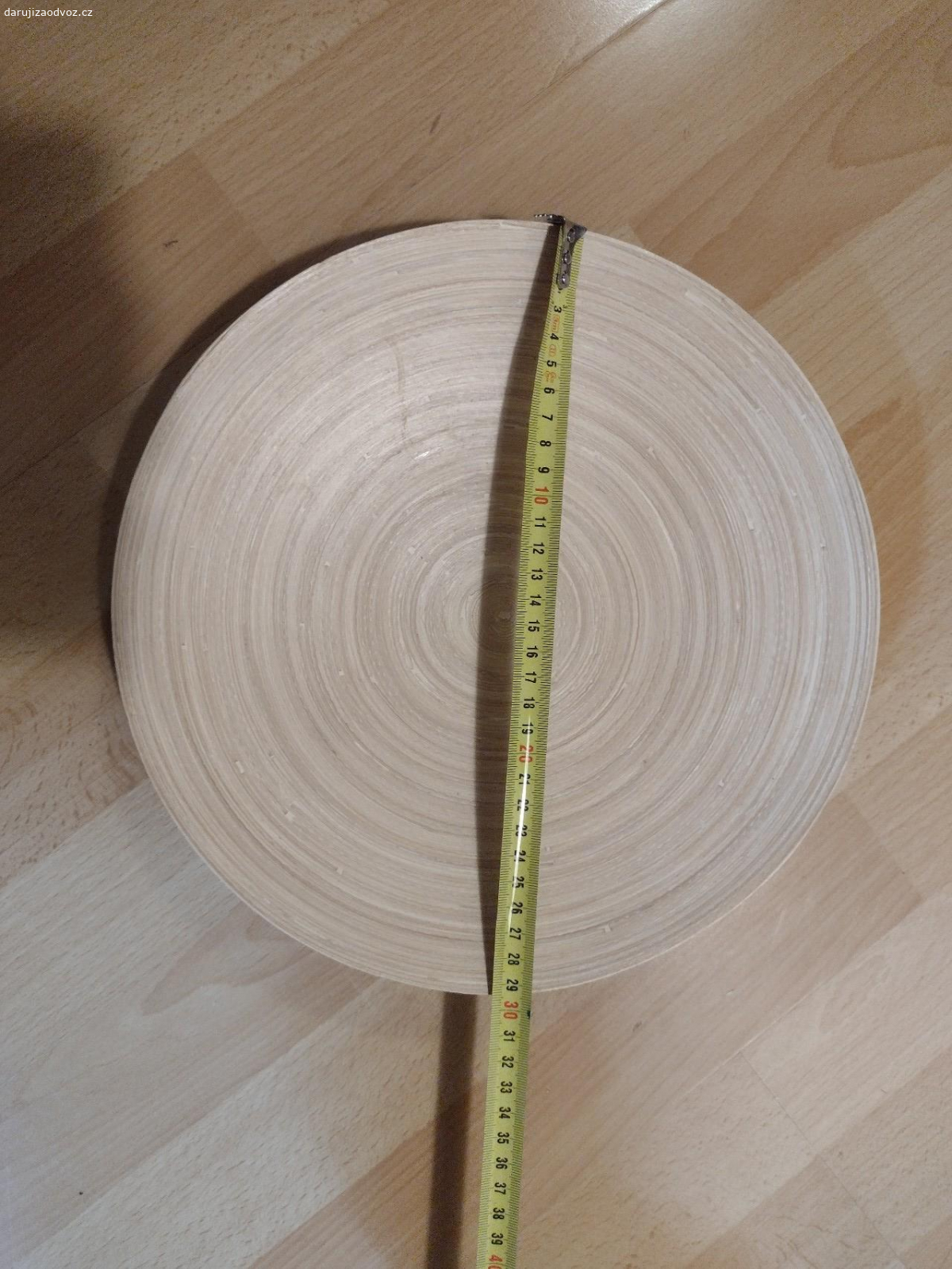 Bambusový talíř. Původně koupený v IKEA. Neodolný vůči vodu, takže buď na dekorace nebo ovoce nebo něco takového. Rozměr viz fotografie