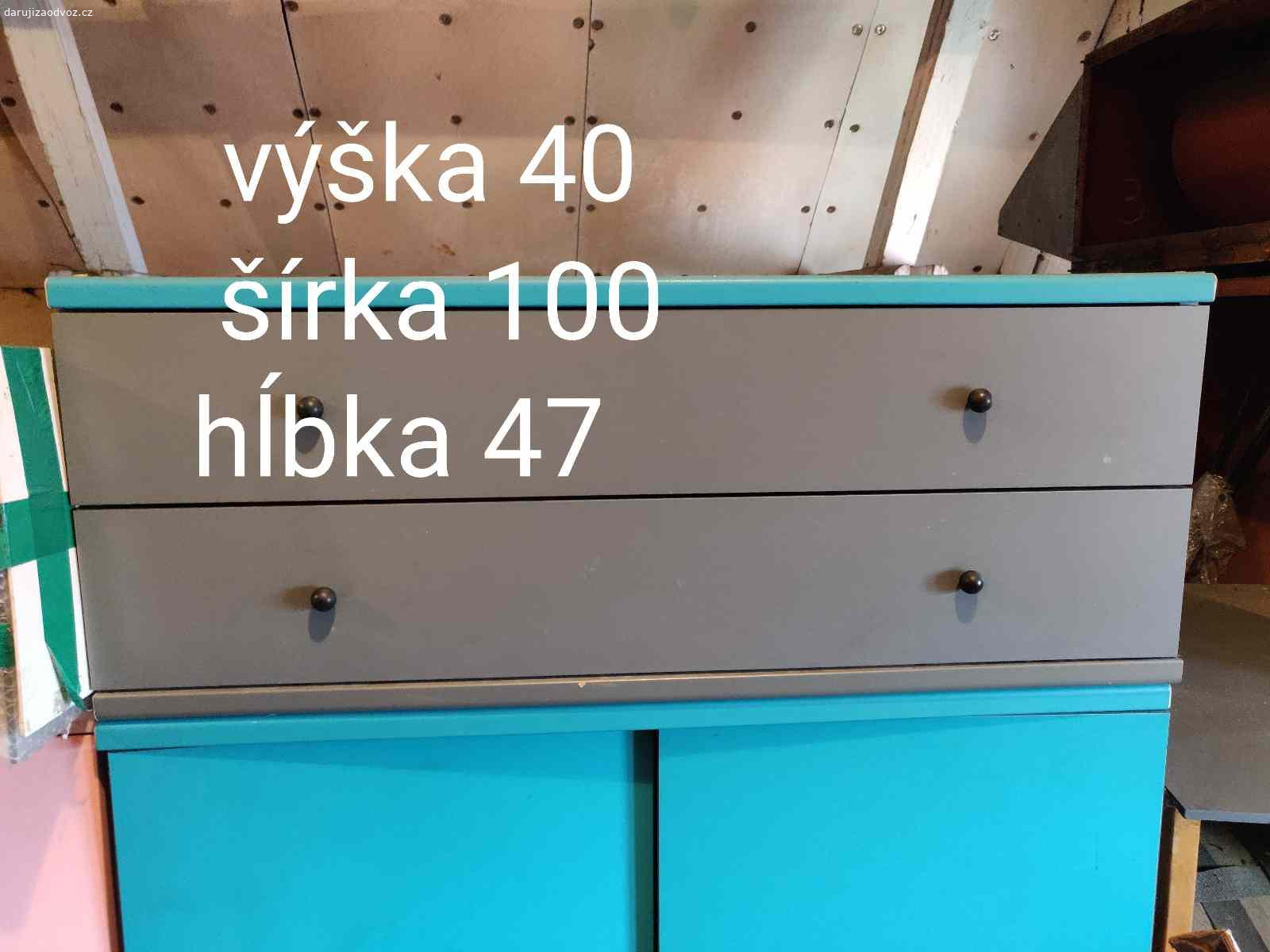 Barevne skrinky. Skrinky su miestami otlučené, tyrkysová skrinka potrebuje spravit panty. K vyzdvihnutiu v Jevanech.