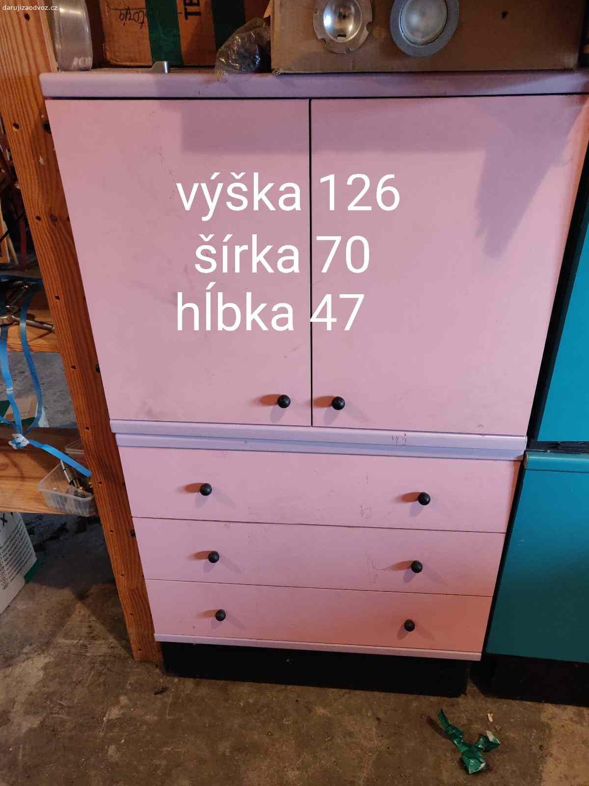 Barevne skrinky. Skrinky su miestami otlučené, tyrkysová skrinka potrebuje spravit panty. K vyzdvihnutiu v Jevanech.