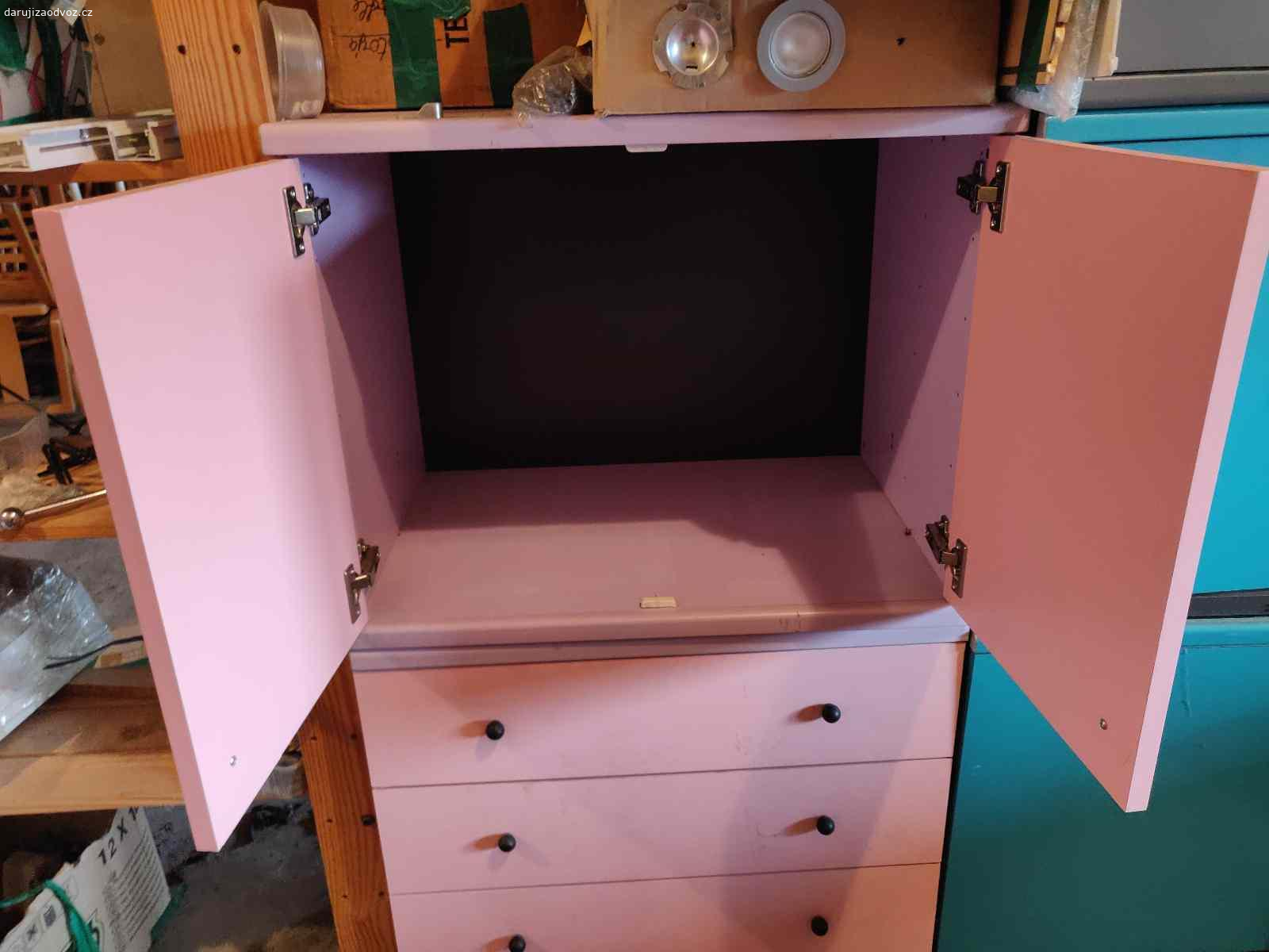 Barevne skrinky. Skrinky su miestami otlučené, tyrkysová skrinka potrebuje spravit panty. K vyzdvihnutiu v Jevanech.