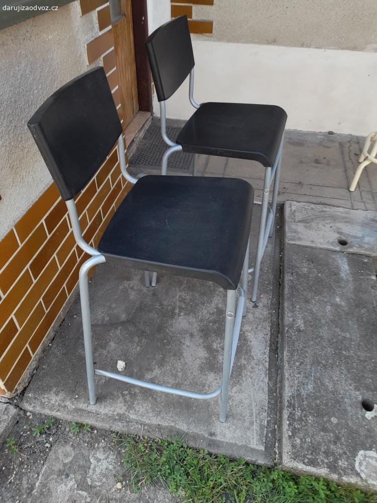 Barové židle. Daruji za odvoz 2 ks barové židle. Černé, pěkné nepoškozené Výška 89 cm, výška sedu 61 cm, sed 35x31 cm.