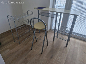 barovy stolek se zidlickou a regalem