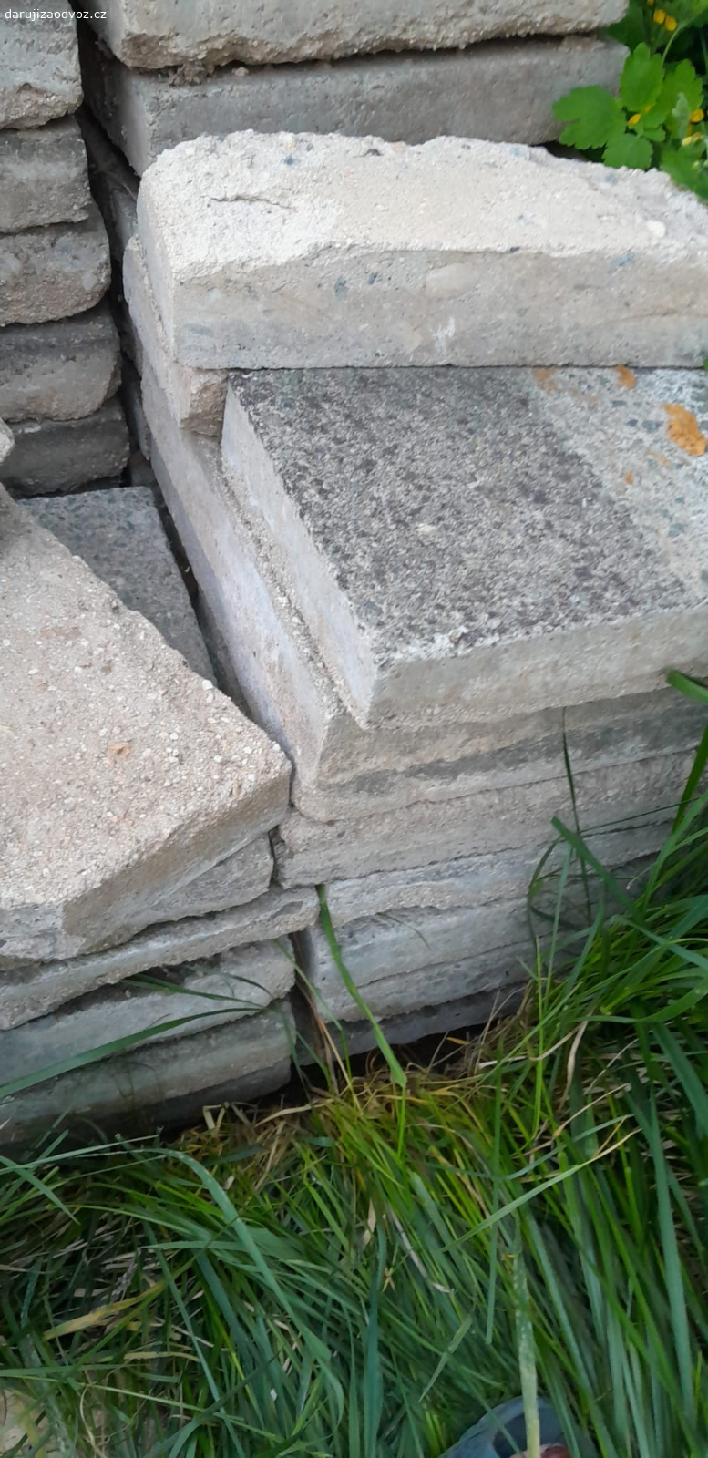 Betonová dlažba 30x30. Cca 150ks tloušťka Cca 5cm