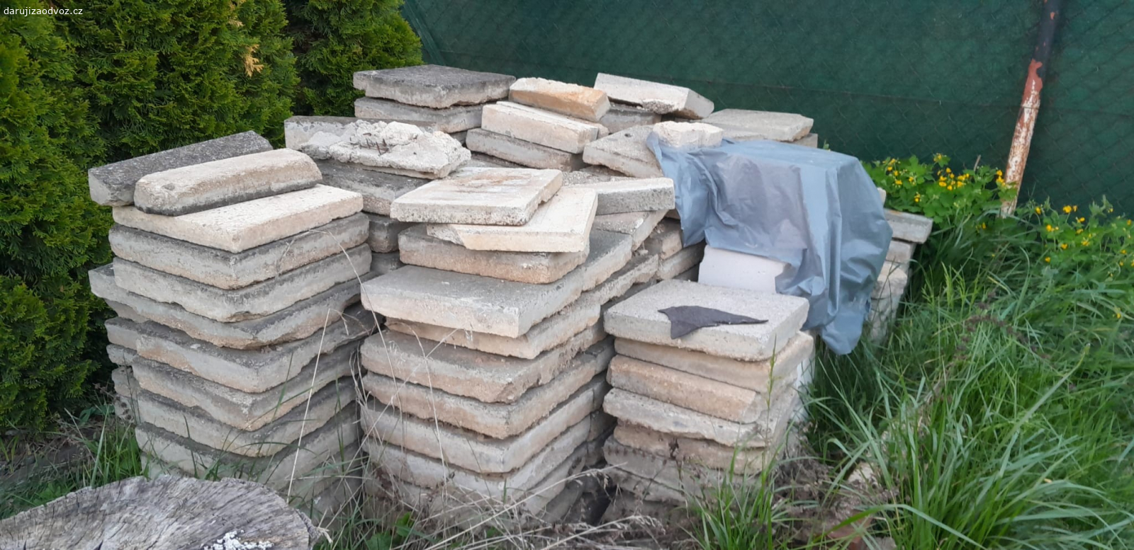 Betonová dlažba 30x30. Cca 150ks tloušťka Cca 5cm