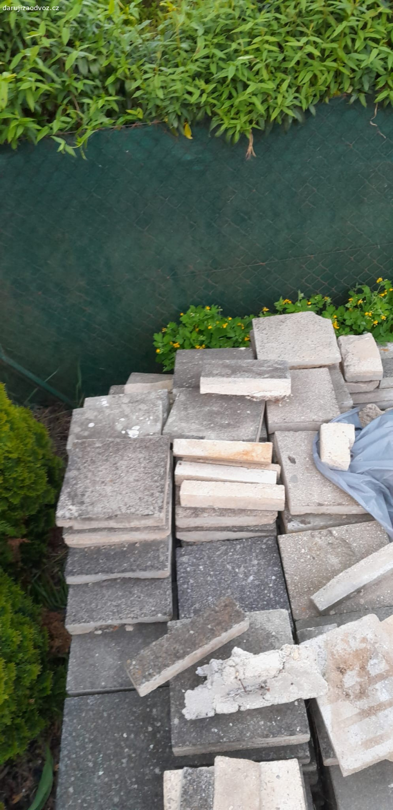 Betonová dlažba 30x30. Cca 150ks tloušťka Cca 5cm