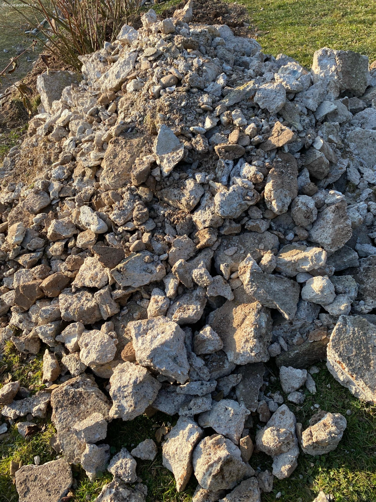 Betonová suť. Nabízíme kvalitní betonovou suť z podezdívky plotu.
