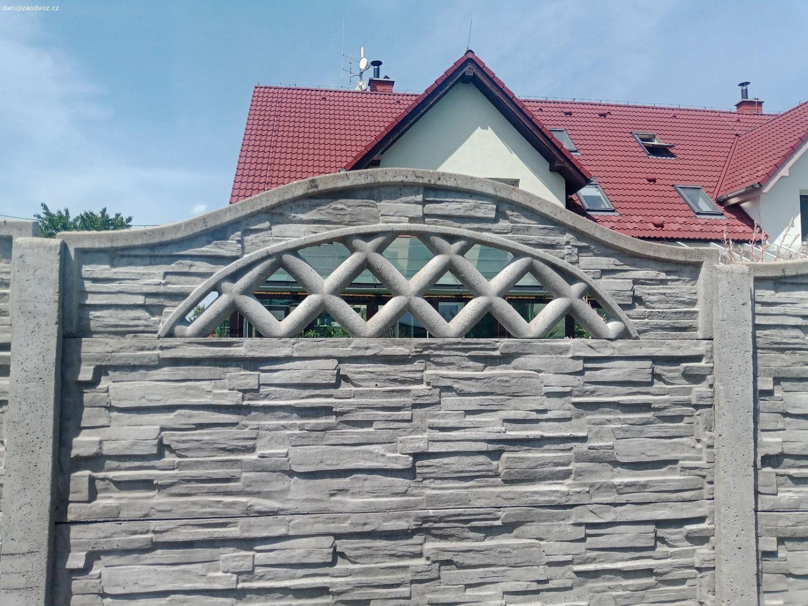 betonové plotové dílce. Daruji 4 okrasné betonové dílce s mřížkou. 200 cm široké, 25 cm výška pro vsazení, 50 celková. V případě většího množství nabídek beru něco na oplátku :) můžu nabídnout i pátý dílec s drobnou prasklinou. Na funkčnost nemá vliv, jen estetická věc.