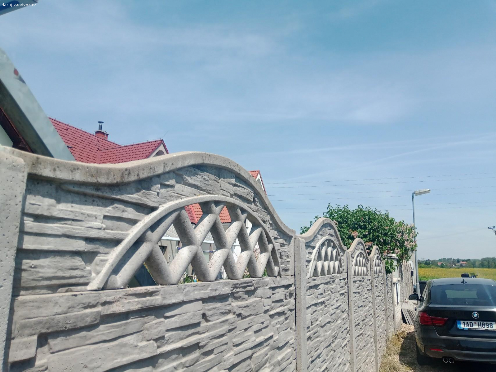 betonové plotové dílce. Daruji 4 okrasné betonové dílce s mřížkou. 200 cm široké, 25 cm výška pro vsazení, 50 celková. V případě většího množství nabídek beru něco na oplátku :) můžu nabídnout i pátý dílec s drobnou prasklinou. Na funkčnost nemá vliv, jen estetická věc.