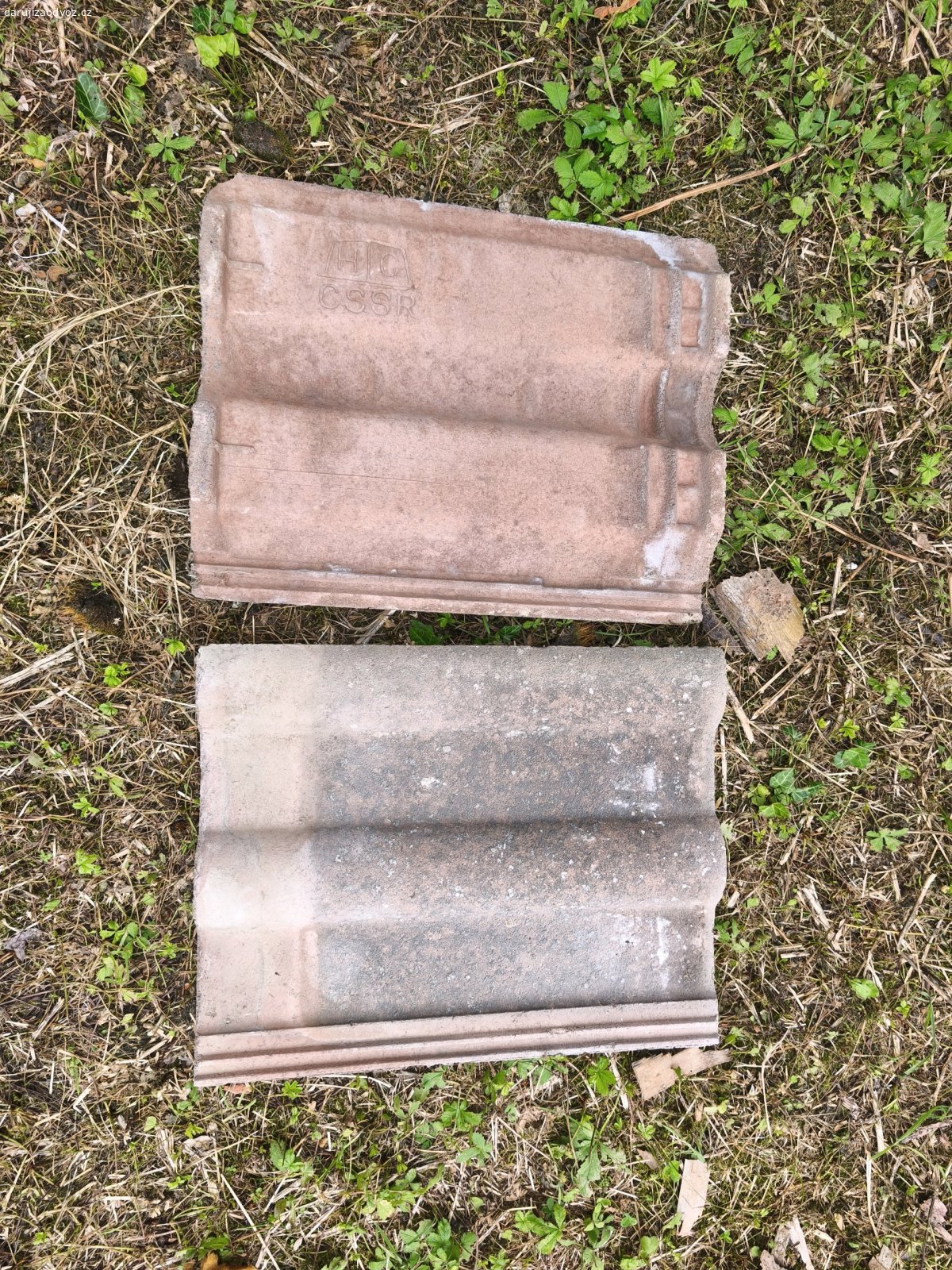 betonové střešní tašky. Daruji cca 1000ks betonových střešních tašek.