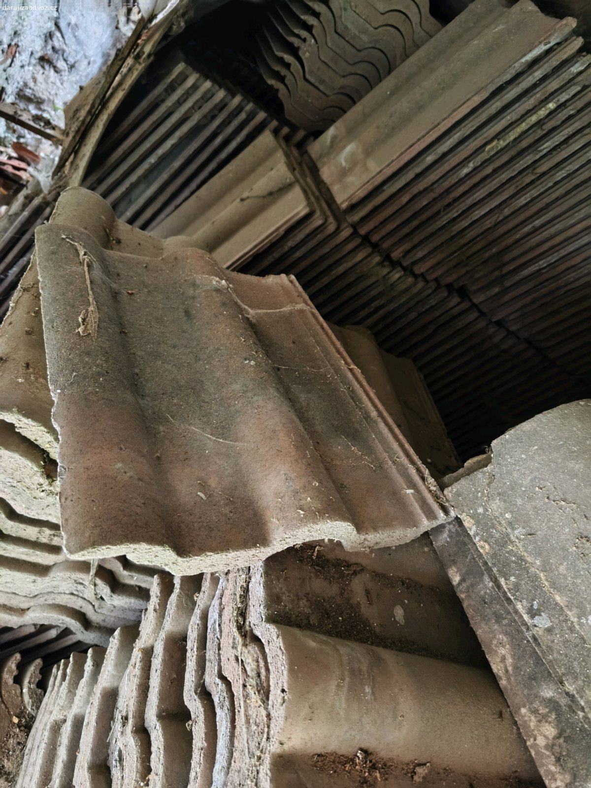 betonové střešní tašky. Daruji cca 1000ks betonových střešních tašek.