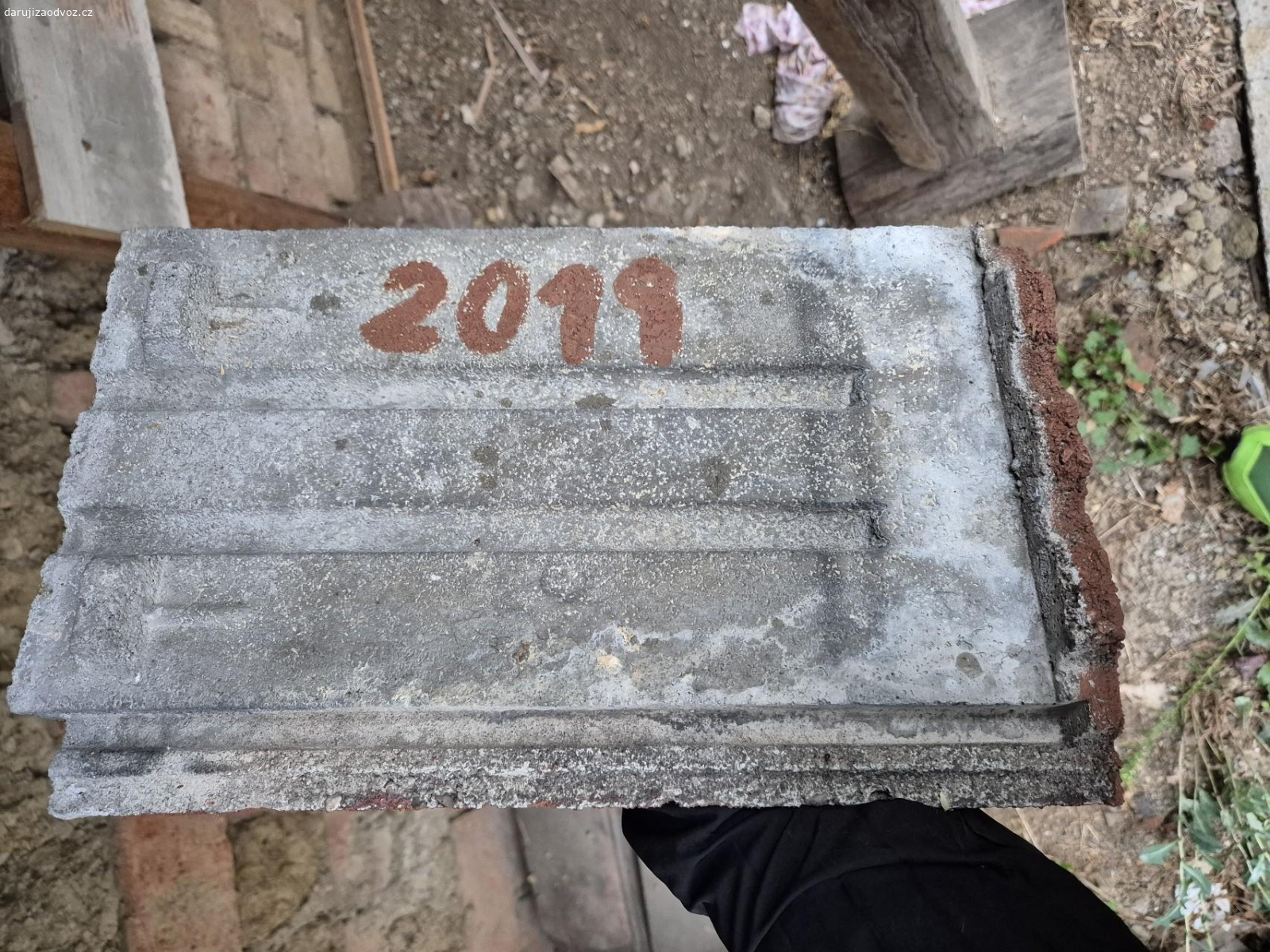 betonové tašky. Daruji za odvoz zbytek betonových tašek.
