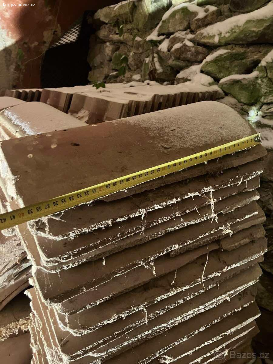 Betonové tašky. Zbylé tašky ze stavby, které mi leží na chalupě. Je jich cca 400 + 100 hřebenáčů. Nechám za odvoz.