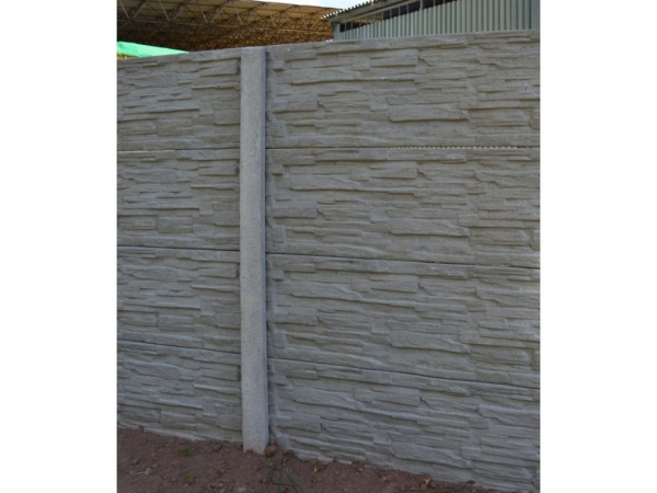Betonový sloupek na plot. 1x Betonový sloupek průběžný hladký + jedna betonová deska čokoláda potěší, není podmínkou.