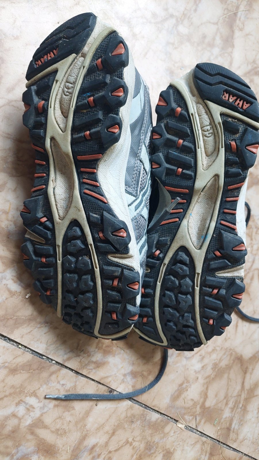 Běžecká boty Asics 41.5. Daruji starší běžecké boty, snad ještě někomu poslouží.