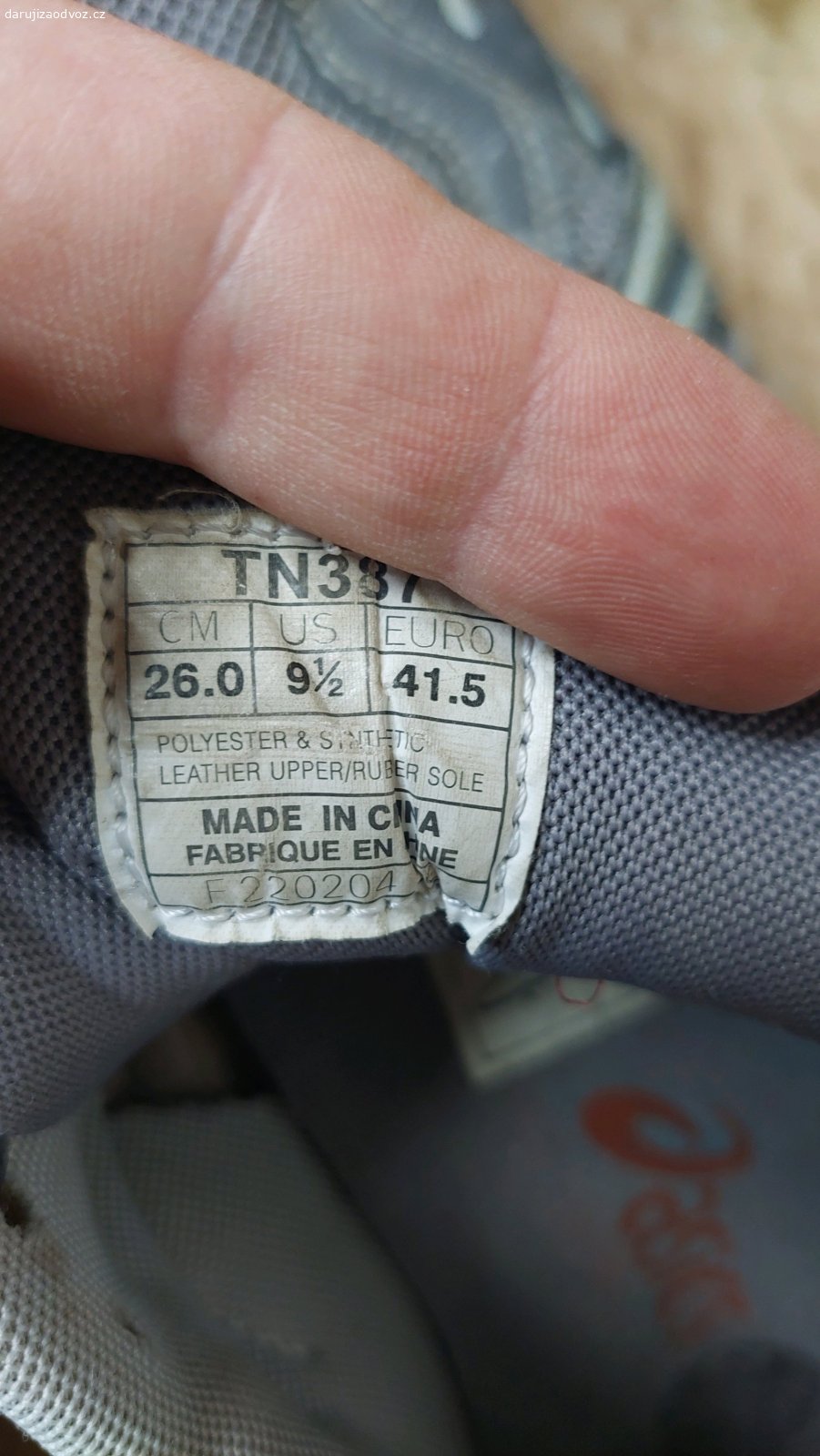 Běžecká boty Asics 41.5. Daruji starší běžecké boty, snad ještě někomu poslouží.