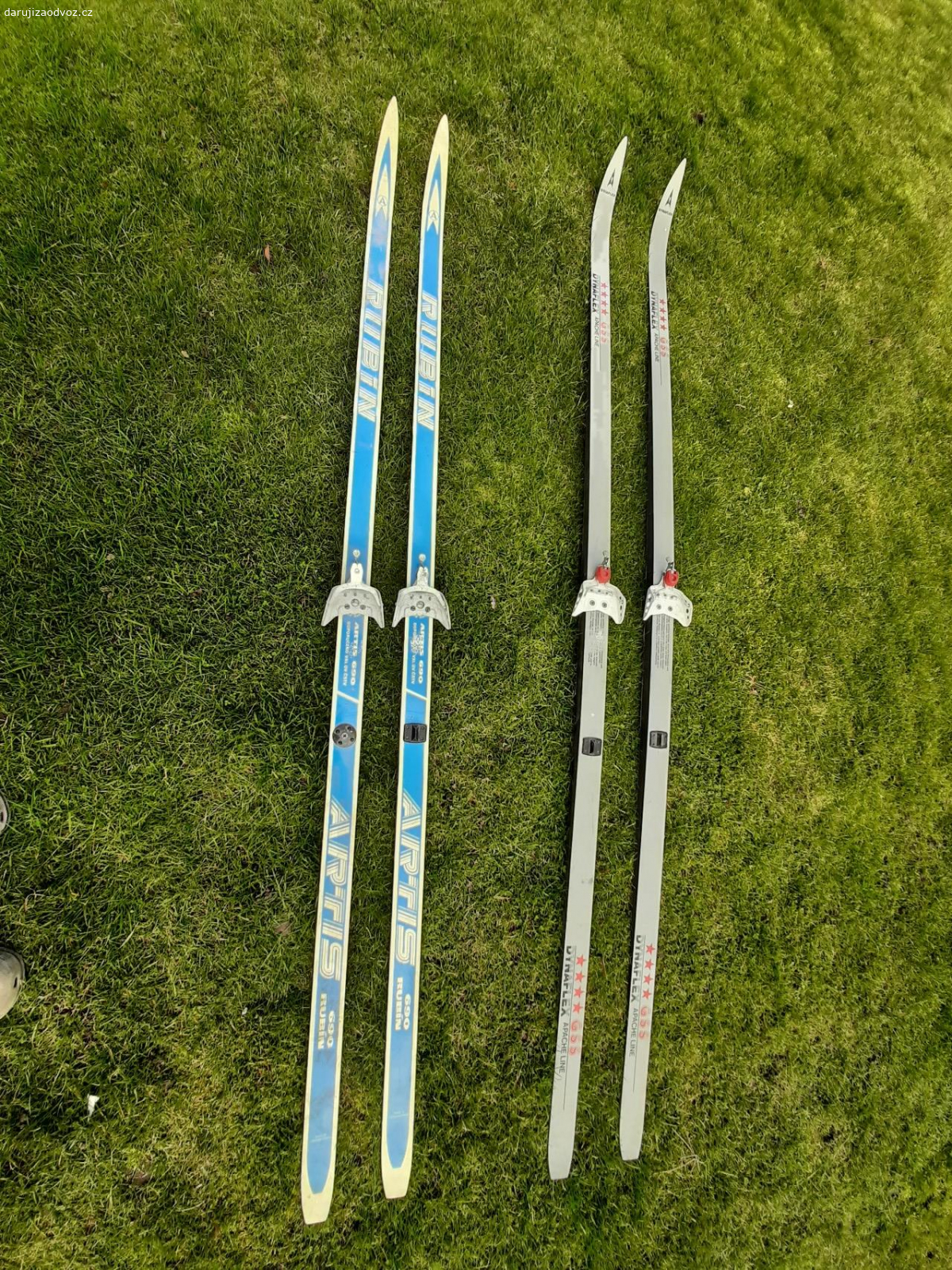 Daruji běžky. 2 páry lyží,  délka 210 cm a 190 cm, teflonová skluznice, vázání na 3 bodce, i samostatně