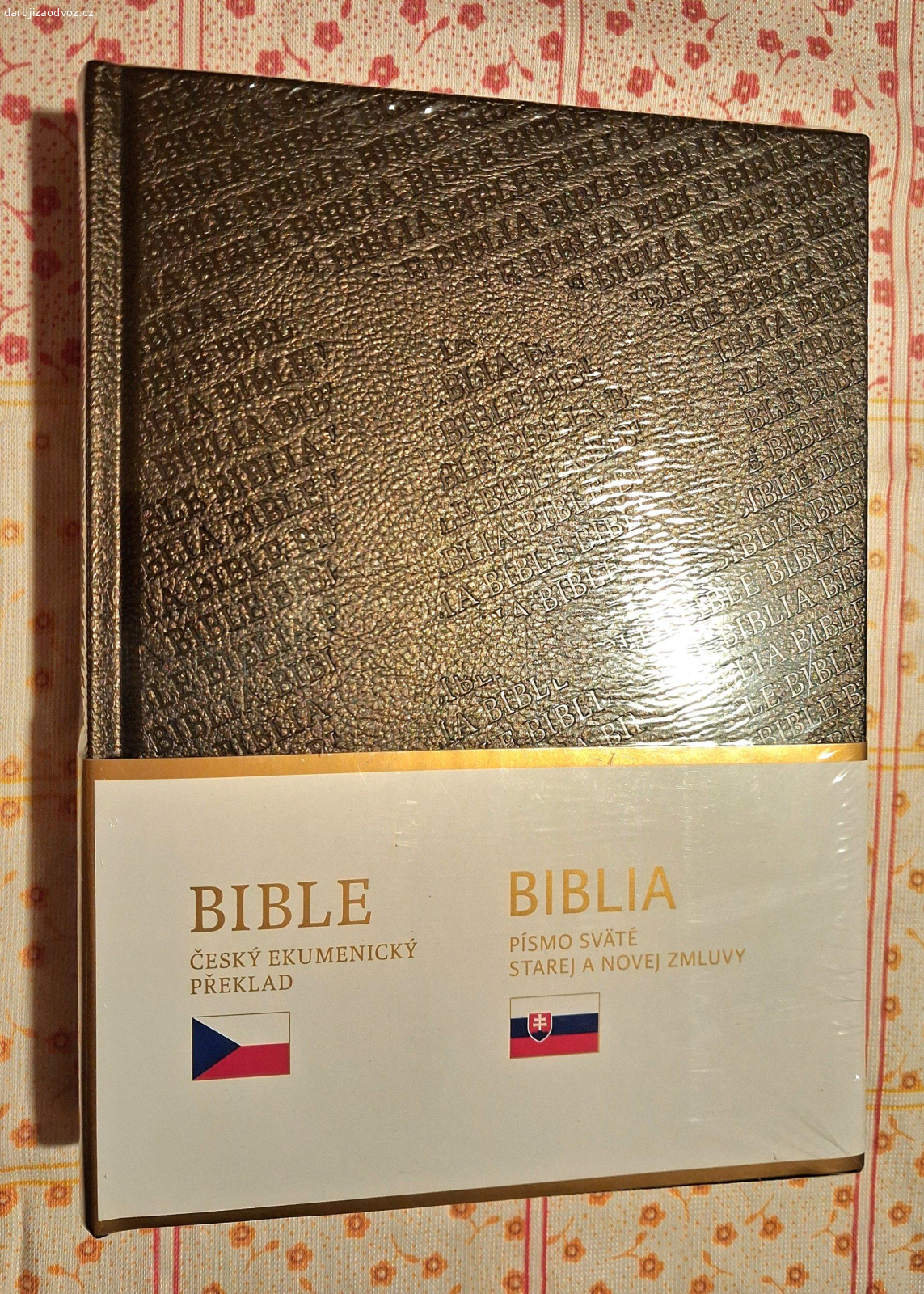 Bible- ceska a slovenska. Daruji krasnou velkou Bibli- cesky a slovensky preklad- vedle sebe. Uplne nova, neotevrena- v puvodnim obalu. Osobni predani. Nebo Balikovnou za 75Kc.