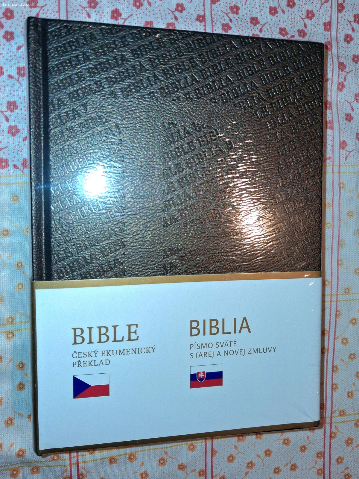Bible- ceska a slovenska. Daruji krasnou velkou Bibli- cesky a slovensky preklad- vedle sebe. Uplne nova, neotevrena- v puvodnim obalu. Osobni predani. Nebo Balikovnou za 75Kc.