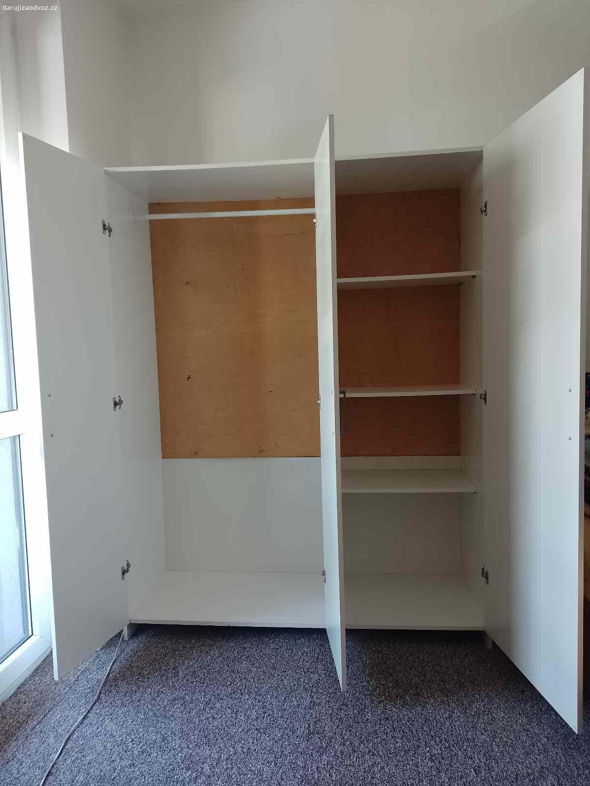Bílá šatní skříň (Ikea Dombas). Za košík ovoce či zeleniny vyměním bílou šatní skříň. Rozměry 180 cm (v) x 140 cm (š) x 52 cm (h). Pouze osobní odběr (Praha - Újezd nad Lesy).