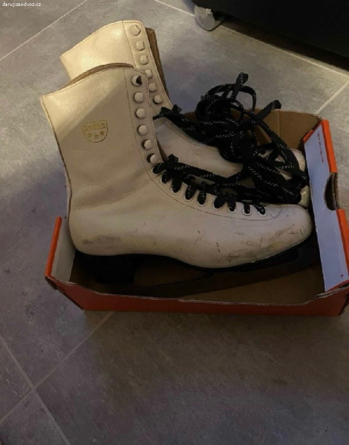 Bílé lední brusle Botas