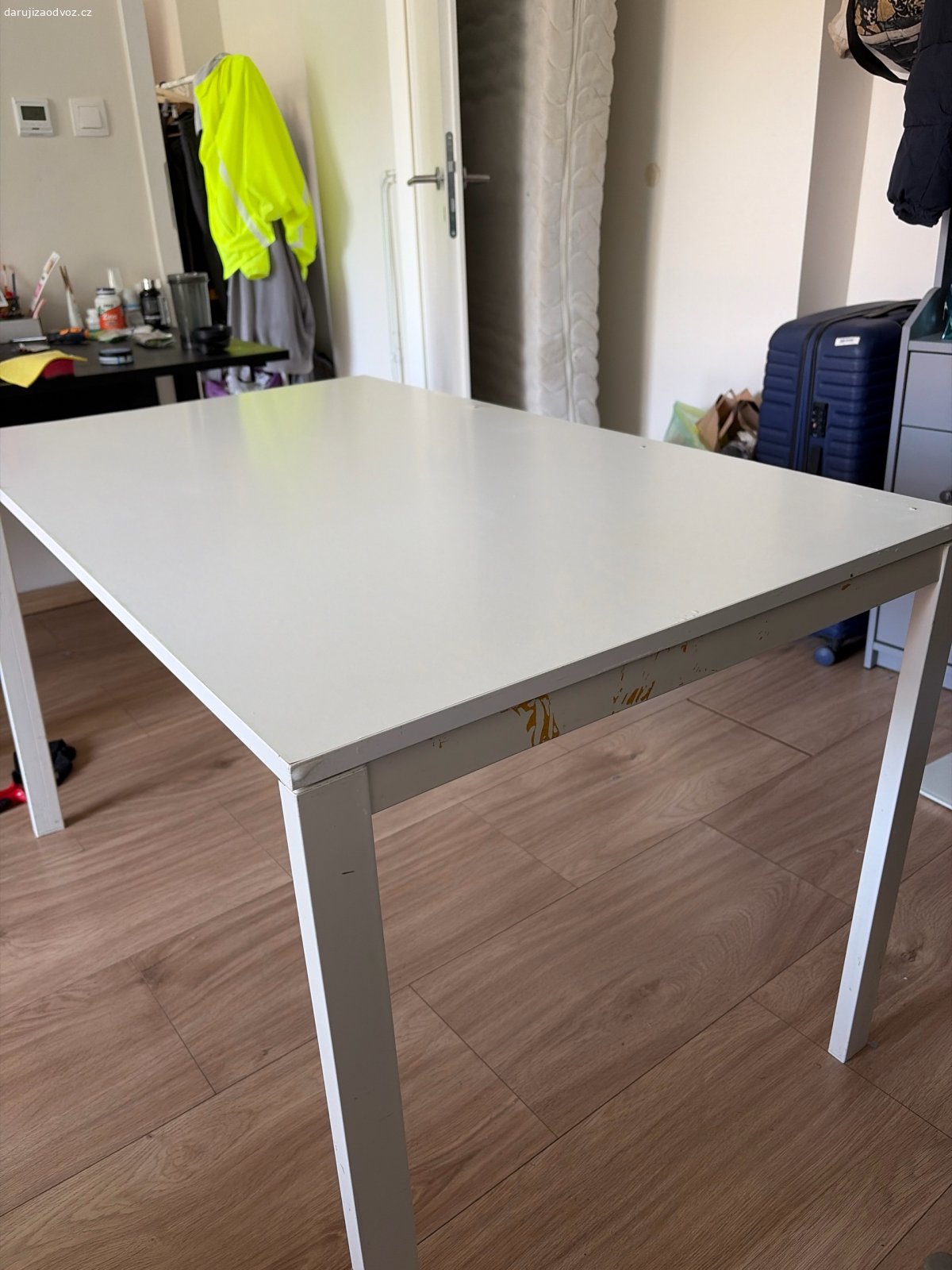 Bílý stůl IKEA. Rozměry: 125 × 75 × 75 cm
Daruji bílý stůl IKEA 
Má poškození desky, oděrky, olupující se povrch na nohách i konstrukci a další kosmetické vady (viz foto). Vhodný například do dílny, garáže, sklepa, na kolej nebo jako dočasný pracovní stůl.