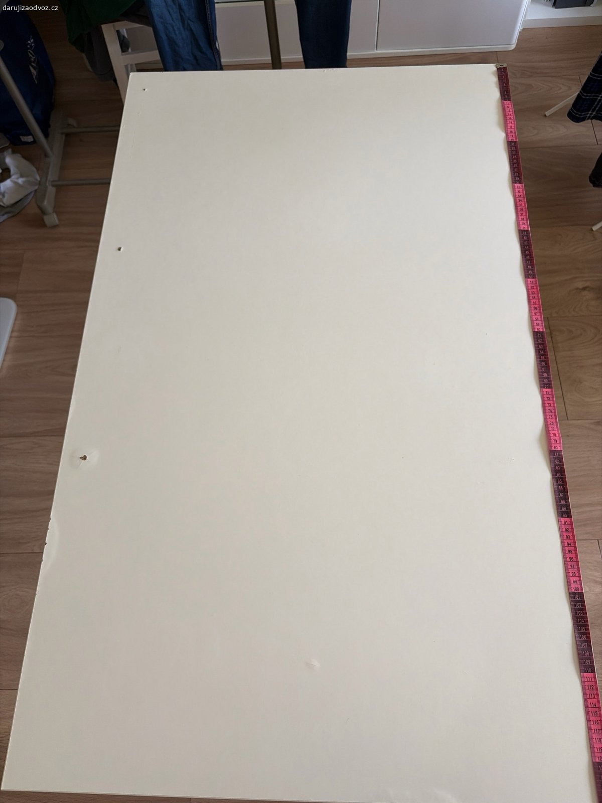 Bílý stůl IKEA. Rozměry: 125 × 75 × 75 cm
Daruji bílý stůl IKEA 
Má poškození desky, oděrky, olupující se povrch na nohách i konstrukci a další kosmetické vady (viz foto). Vhodný například do dílny, garáže, sklepa, na kolej nebo jako dočasný pracovní stůl.