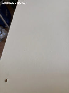 Bílý stůl IKEA
