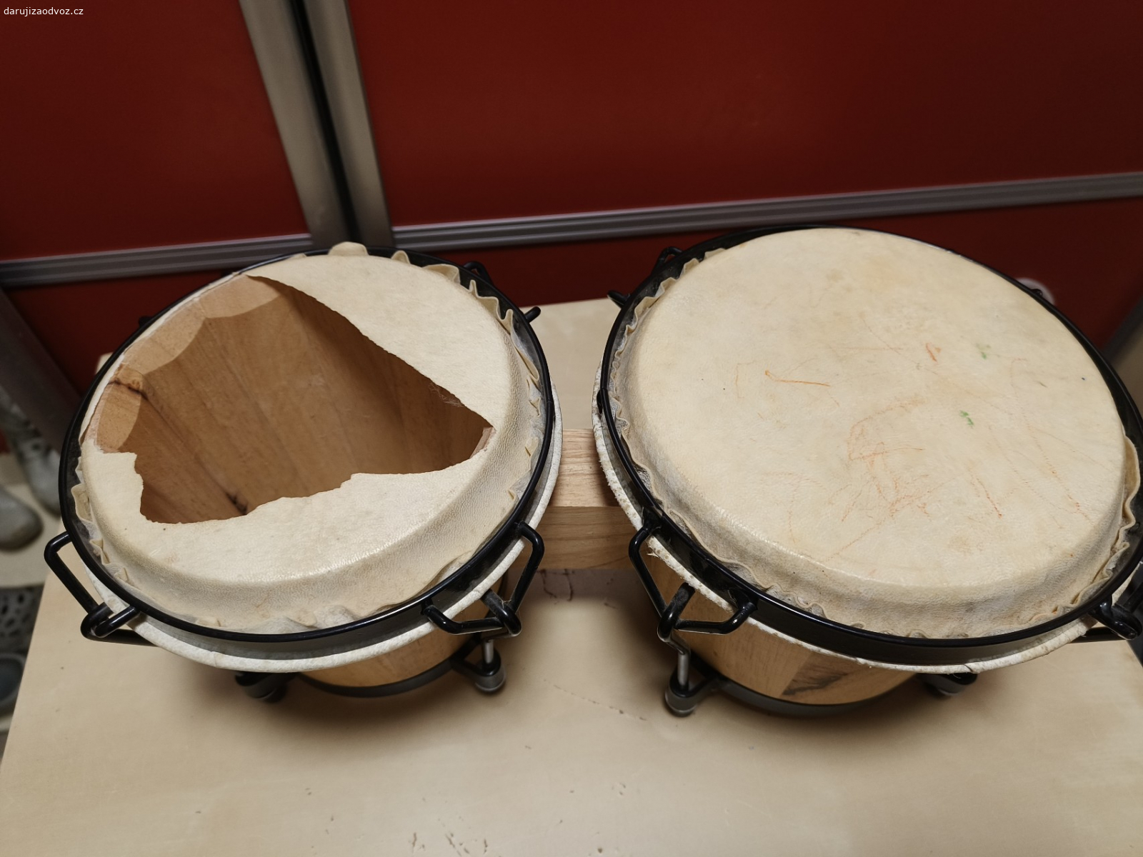 bongo set. jeden je v pořádku, trochu pokresleny pastelkou. druhy děravý, ale snad někdo zvladne opravit?