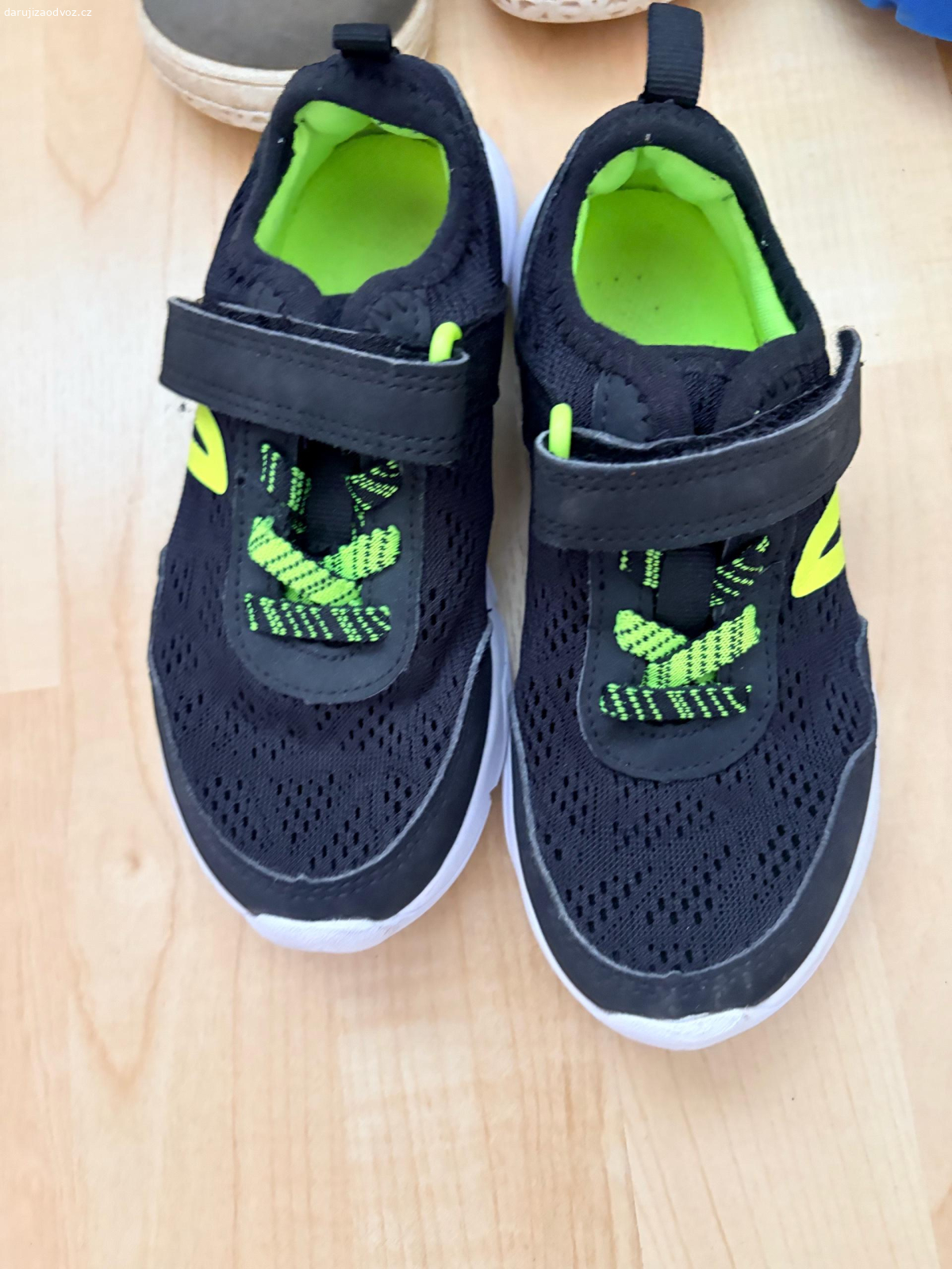 Boty 28/29. - šedivé barefoot tenisky BeLenka 29, ty mají to nejlepší za sebou
- zeleno-šedé barefoot celoročky Jonap 29, loni kupované, ale bohužel nedrží suché zipy
- holínky Demar 28/29 
- černé tenisky z Decathlonu cca 28. Pouze os. předání Liberec. Nezasílám