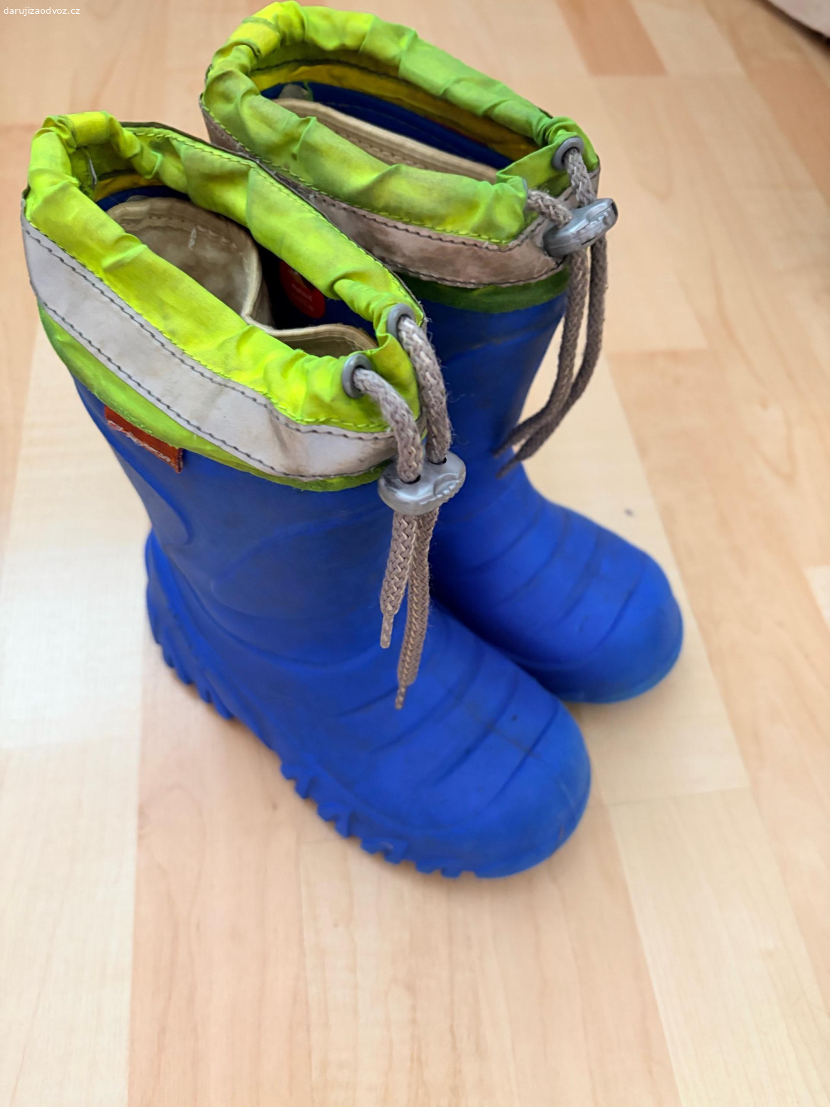 Boty 28/29. - šedivé barefoot tenisky BeLenka 29, ty mají to nejlepší za sebou
- zeleno-šedé barefoot celoročky Jonap 29, loni kupované, ale bohužel nedrží suché zipy
- holínky Demar 28/29 
- černé tenisky z Decathlonu cca 28. Pouze os. předání Liberec. Nezasílám