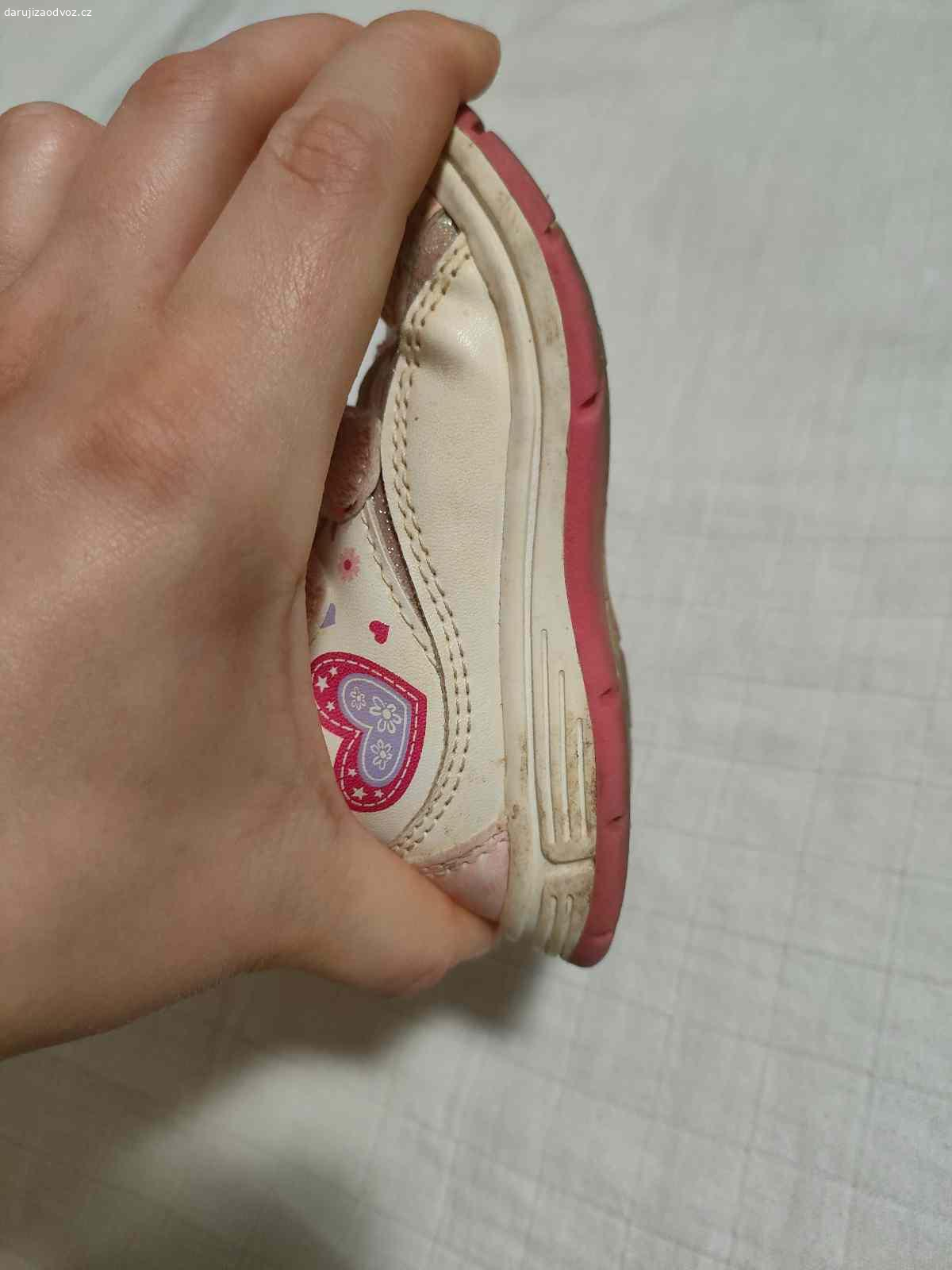 Boty vel. 22. Daruji za odvoz, okopané, podrážka není pružná