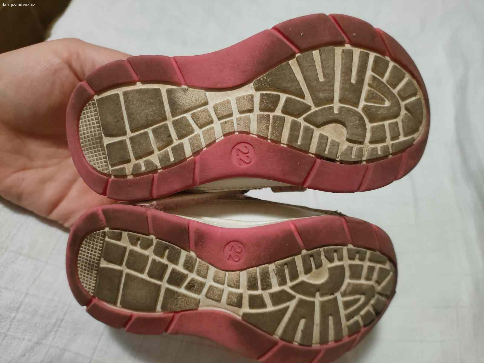 Boty vel. 22. Daruji za odvoz, okopané, podrážka není pružná